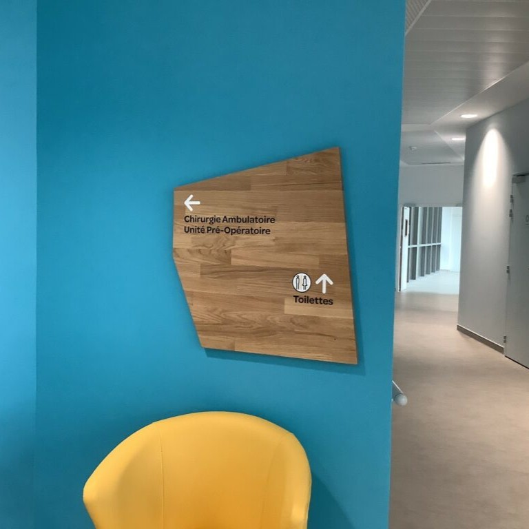 après (plaque signalétique bois)