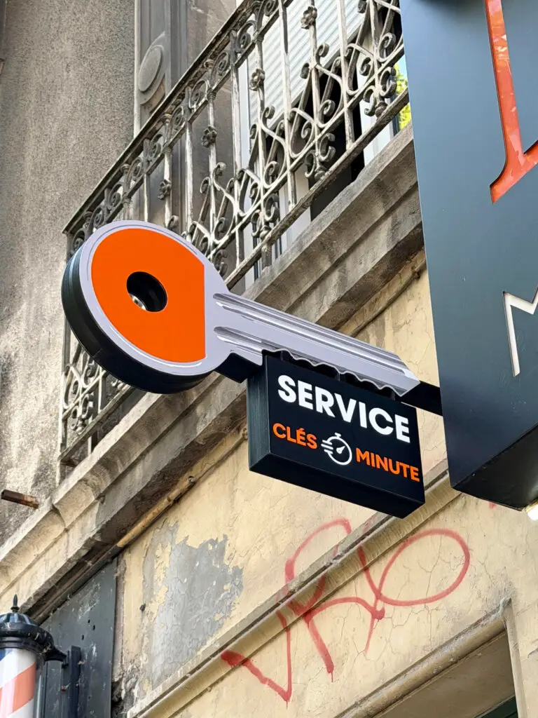 Enseigne lumineuse en forme de clé Service Clés Minute réalisée par ISERCOM