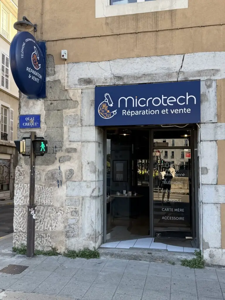 Enseigne Microtech réparation et vente à Grenoble, réalisée par Isercom
